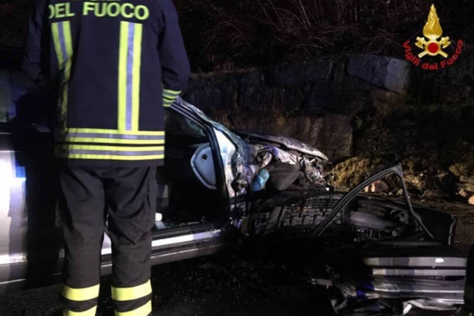 Sbatte contro un muro e provoca una frana