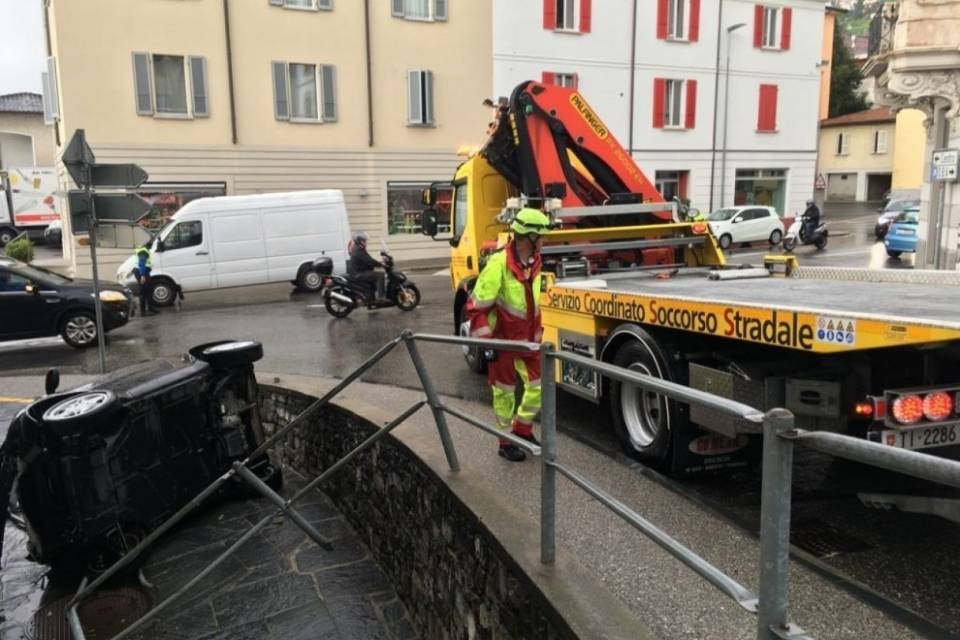Abbatte una ringhiera e si rovescia sul fianco