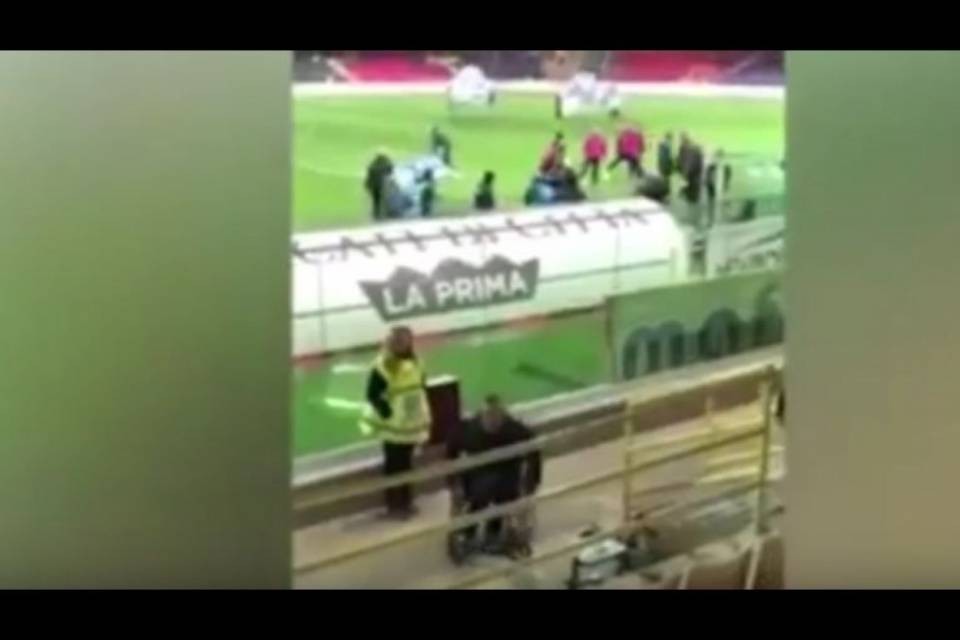 Entra allo stadio in carrozzina, poi si alza e va in tribuna