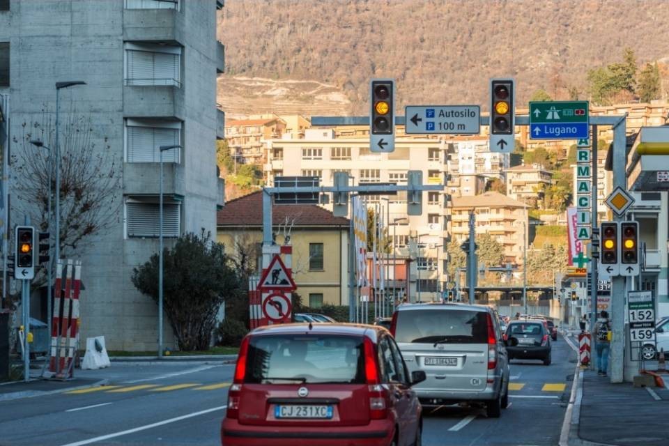 Battesimo caotico per i nuovi semafori di Chiasso