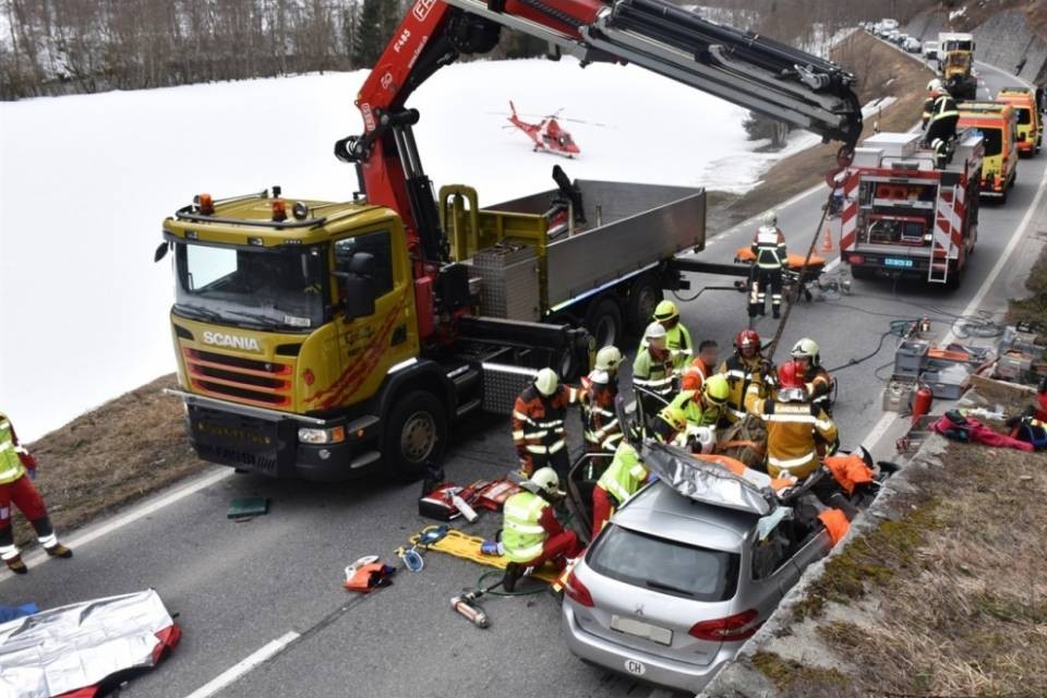 Masso si stacca e centra un'auto, 3 feriti