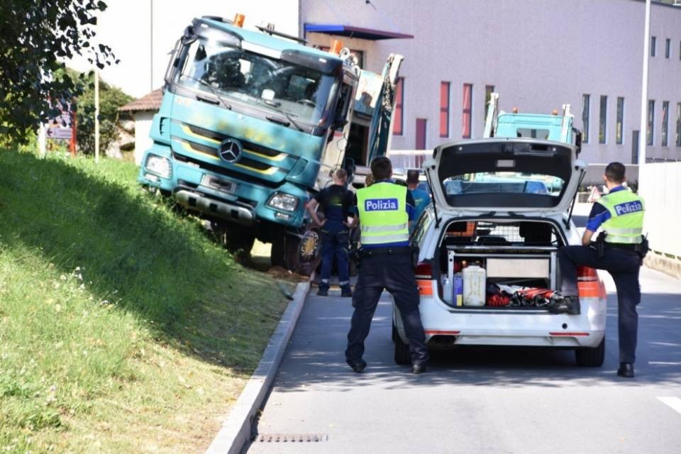 Camion si rovescia sul fianco a Rancate