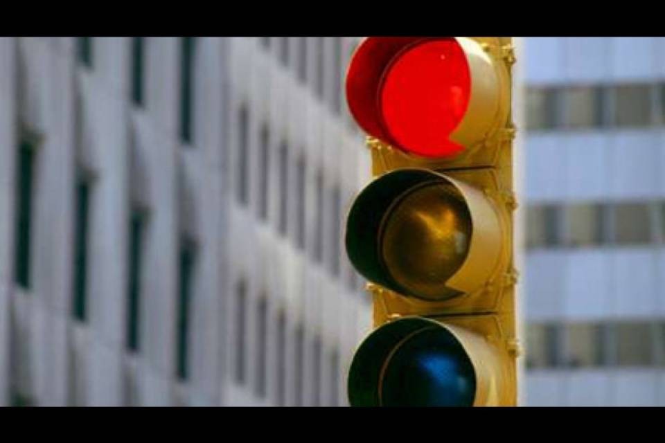 Passa con il semaforo rosso e provoca un incidente