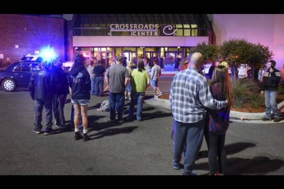 Accoltella 8 persone in un supermercato