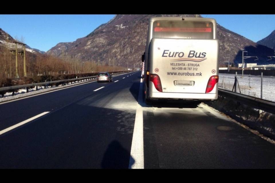A2, copertone di un bus prende fuoco