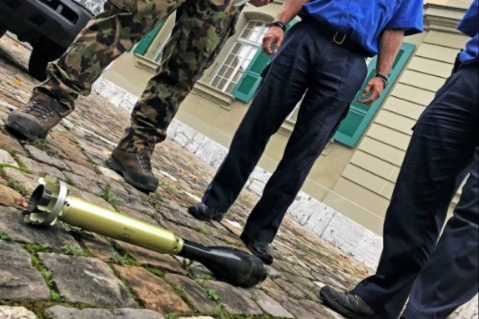 Si presenta in Polizia con un razzo anticarro
