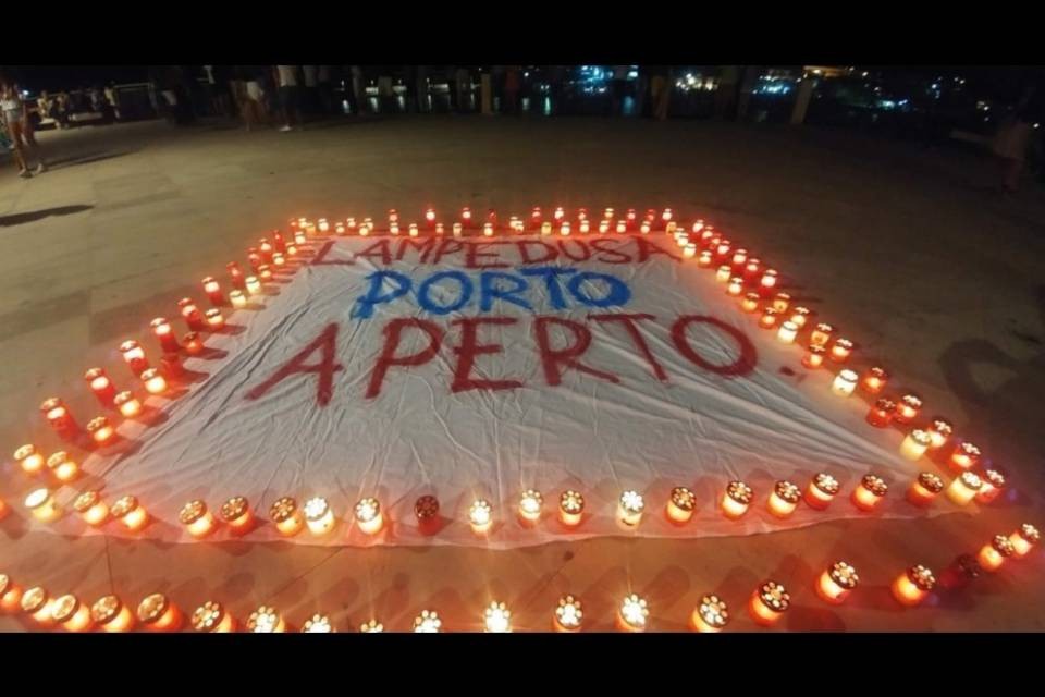 Striscione a Lampedusa: "porto aperto" per la nave Diciotti