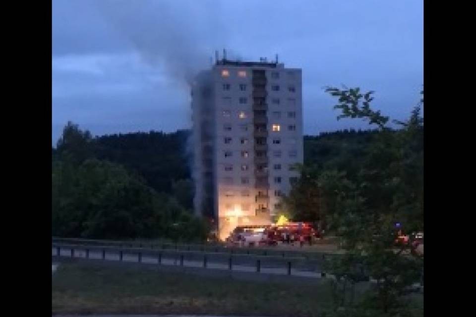 Fiamme in un palazzo, molti inquilini all'ospedale