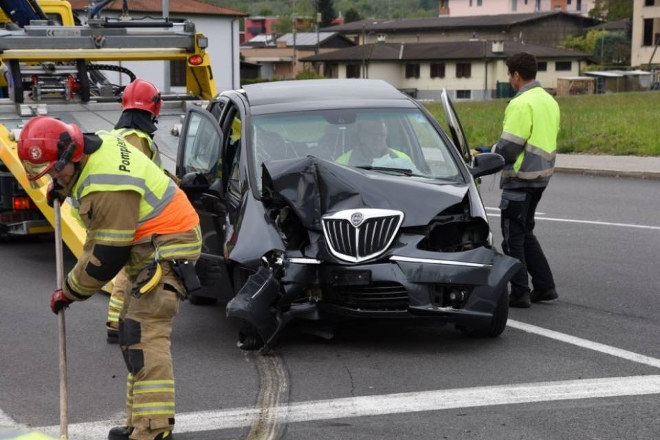 Stabio, perde il controllo dell'auto e centra un palo