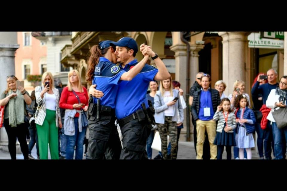 Il tango che passione: la Polizia comunale si esibisce
