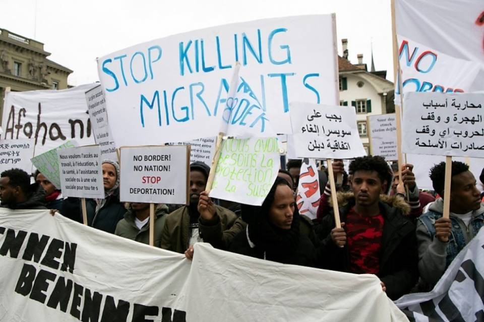 Berna: in centinaia protestano contro il rimpatrio dei migranti