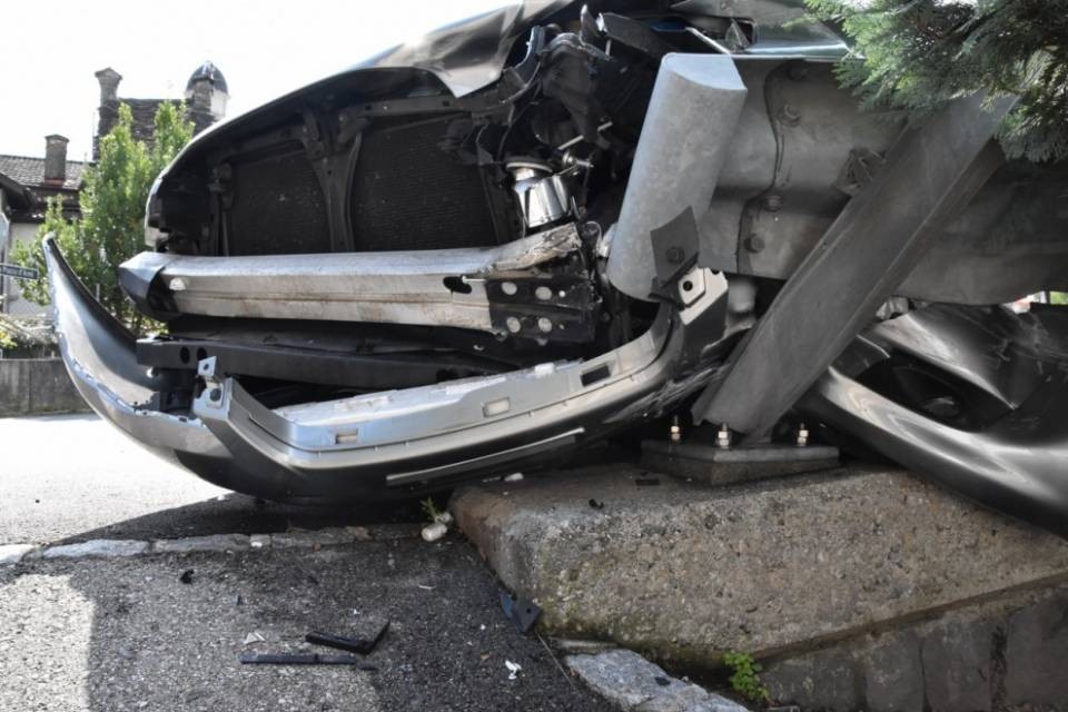 Perde il controllo dell'auto a Malvaglia e centra un muretto