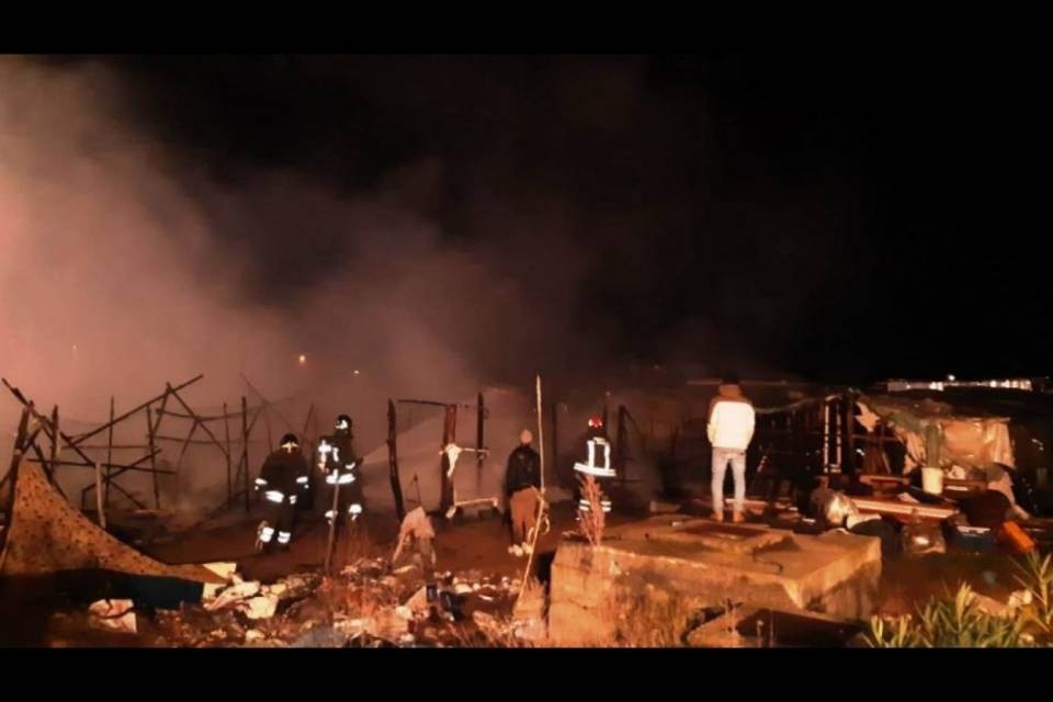 Italia: incendio in una baraccopoli, morto un migrante