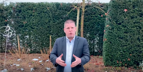 Erich Hess nel video-spiegazione postato su Facebook