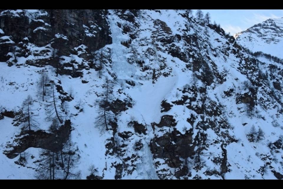 Scala una cascata di ghiaccio e precipita, muore alpinista