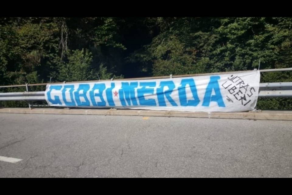 Striscione offensivo contro Gobbi