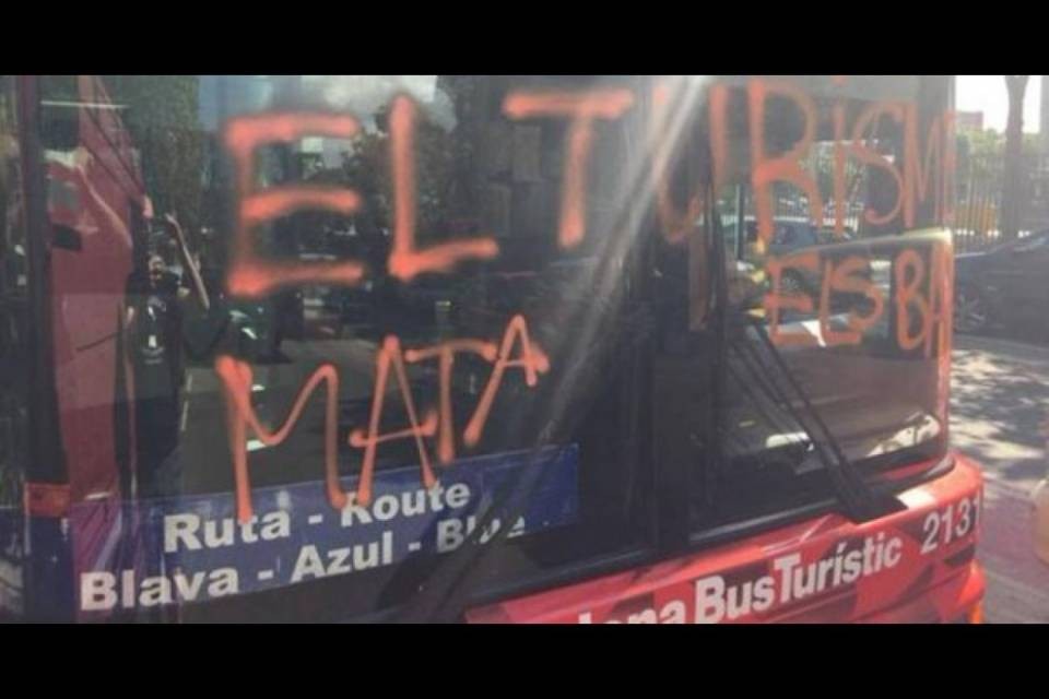 "Turisti, tornatevene a casa"