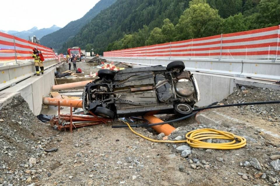L'auto finisce in un cantiere, 3 feriti sull'A2