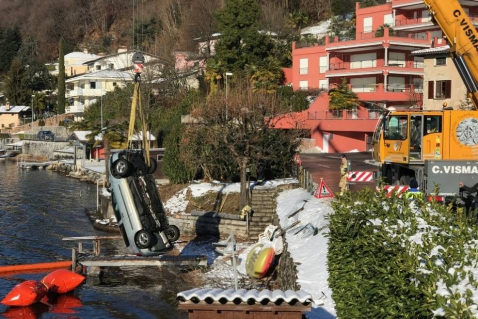 Una Clio è finita nel Lago di Lugano