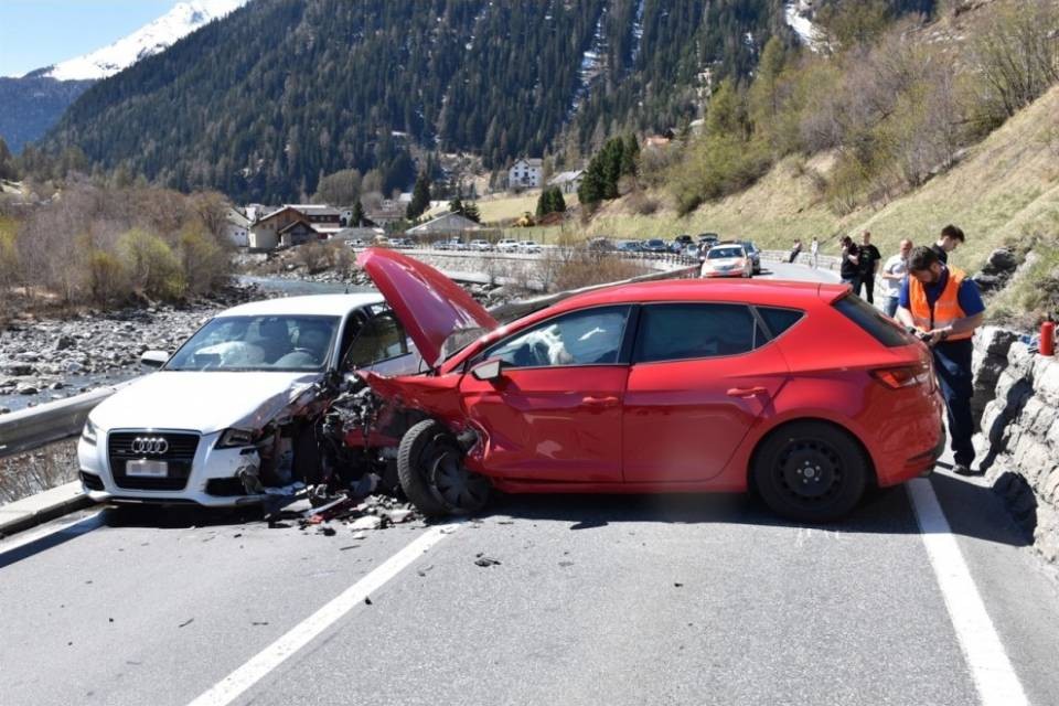 Uno scontro frontale provoca 3 feriti
