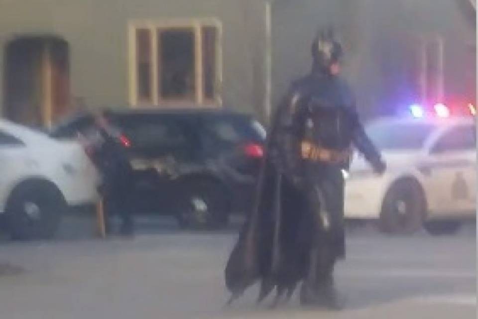 Si presenta sulla scena del crimine travestito da Batman