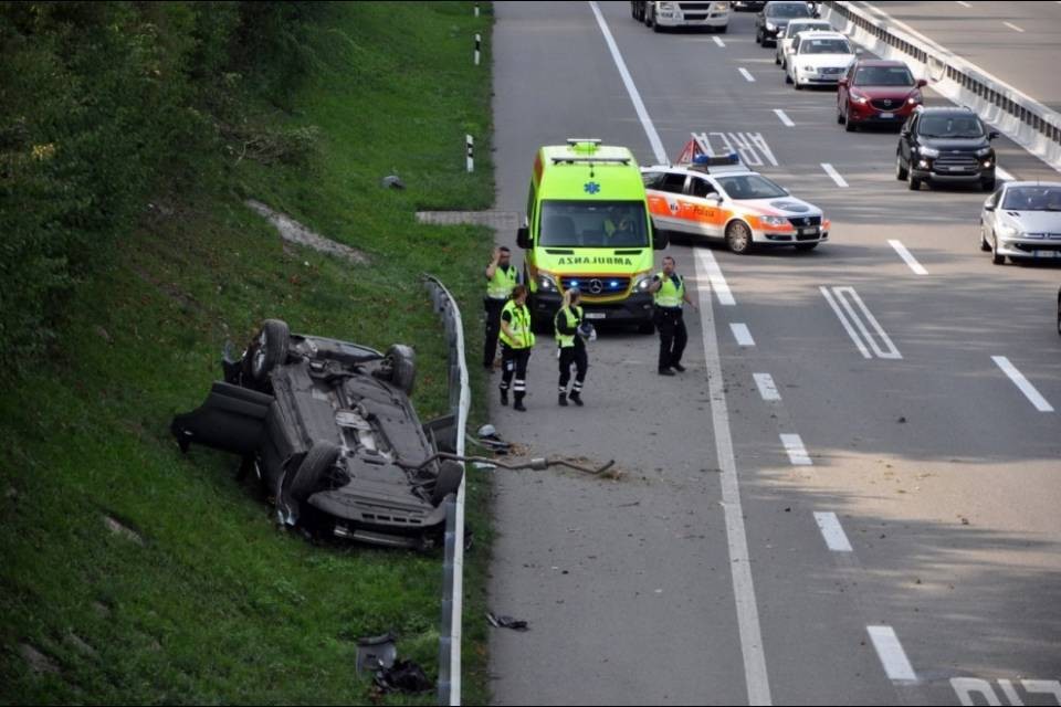 Auto esce fuori strada e si rovescia sul tetto