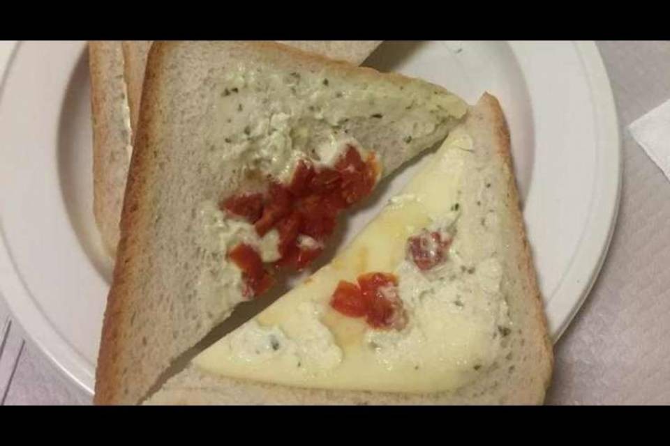 Genitori in rivolta per il pranzo servito a scuola: "Che schifo"