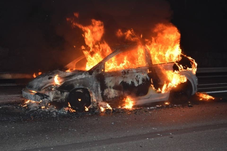Lucerna: auto a fuoco sulla A2