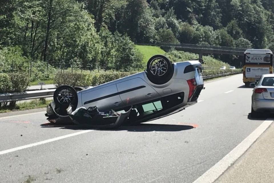 Perde il controllo dell'auto e si rovescia sul tetto