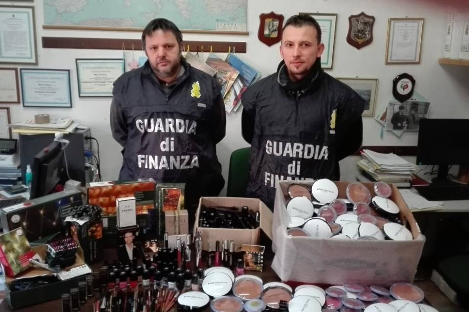 50mila capi d'abbigliamento cinesi sotto sequestro