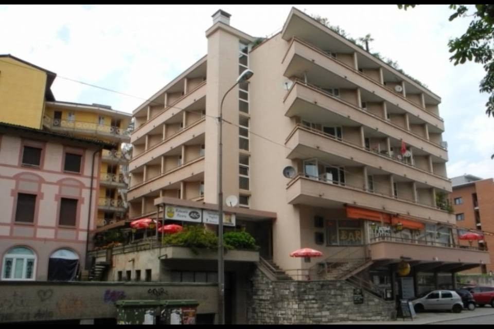 All'asta sei appartamenti di K.G.