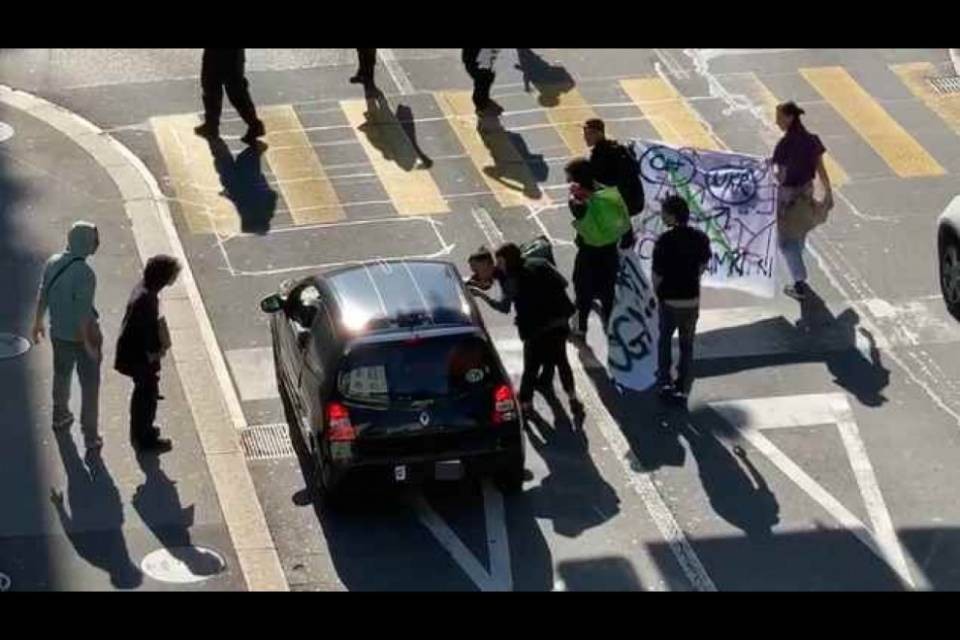 "Manifestanti prendono a calci un'auto. Ma va tutto bene..."