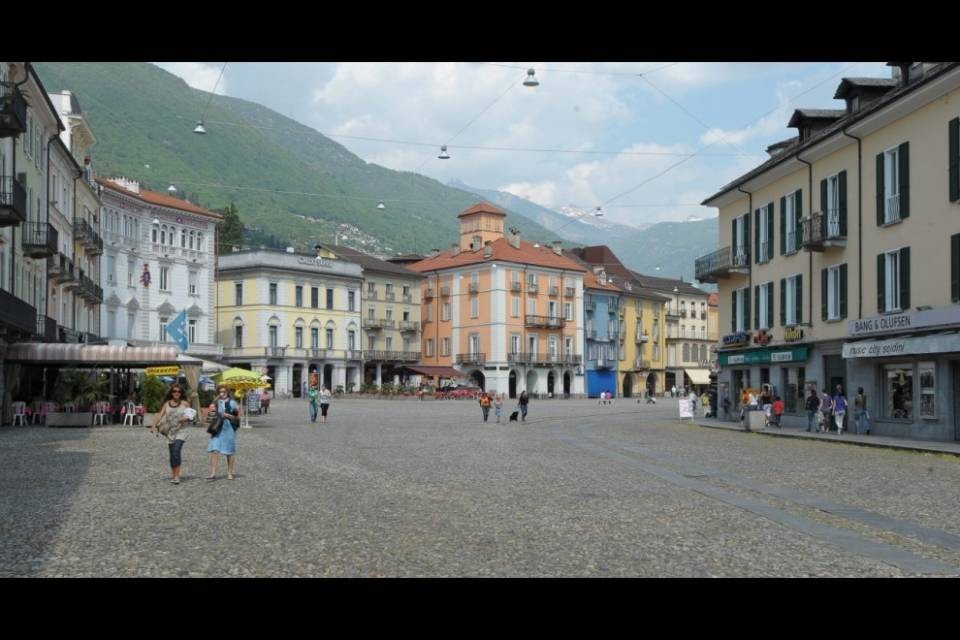 "Perché non riaprire Piazza Grande alle auto?"