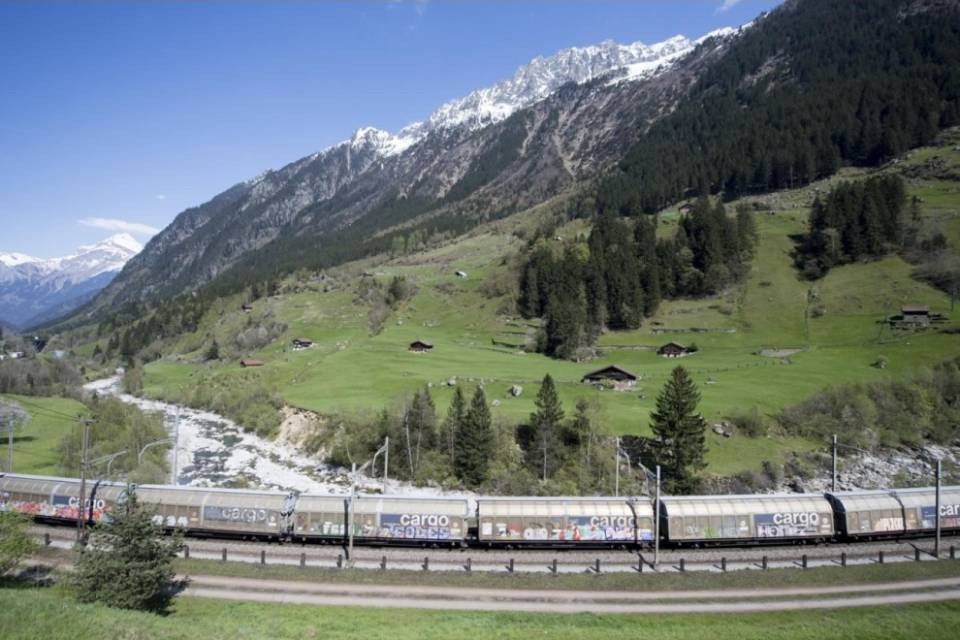 AlpTransit, il primo treno merci percorre la galleria
