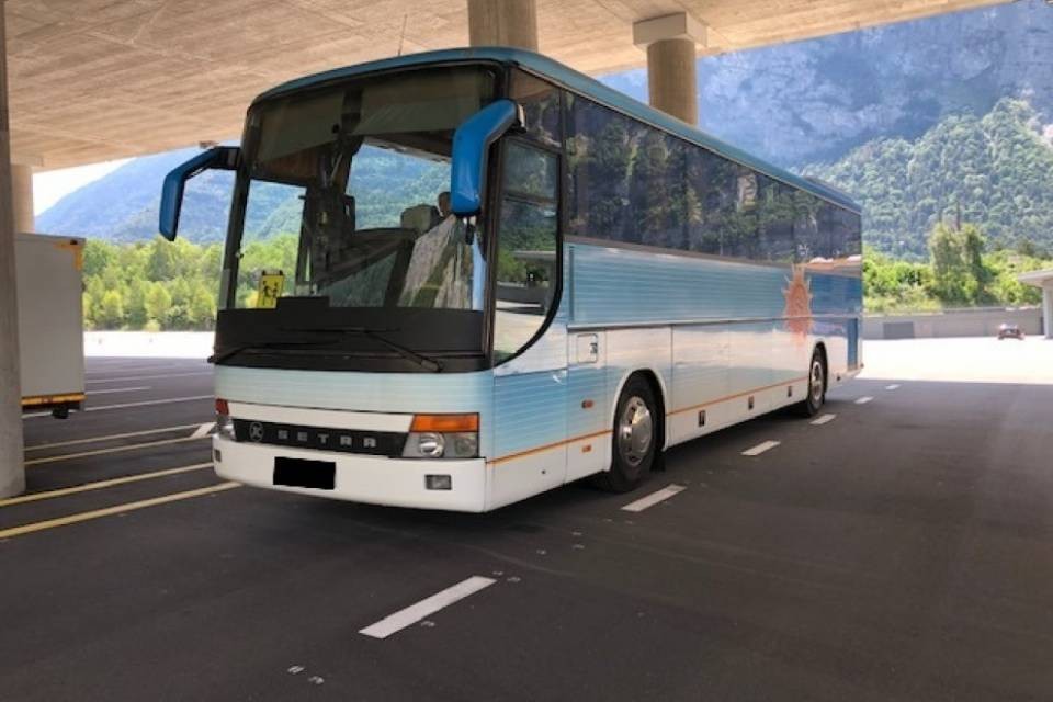 Fermato bus con freni difettosi, a bordo diversi bambini