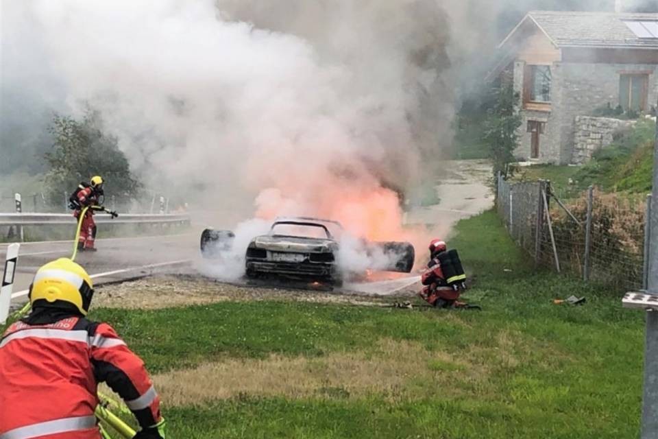 Auto distrutta dalle fiamme a Pian San Giacomo