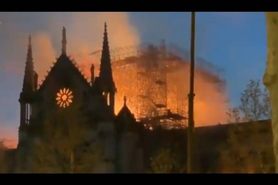 Brucia Notre-Dame, sgomento nel mondo