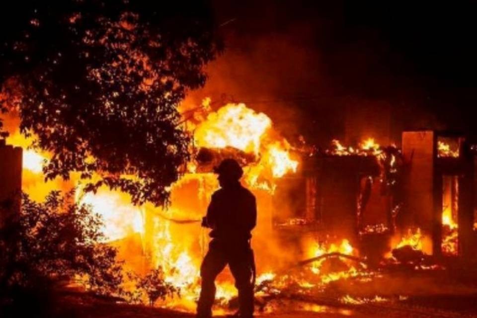 Brucia la California, almeno due vittime e 10'000 sfollati