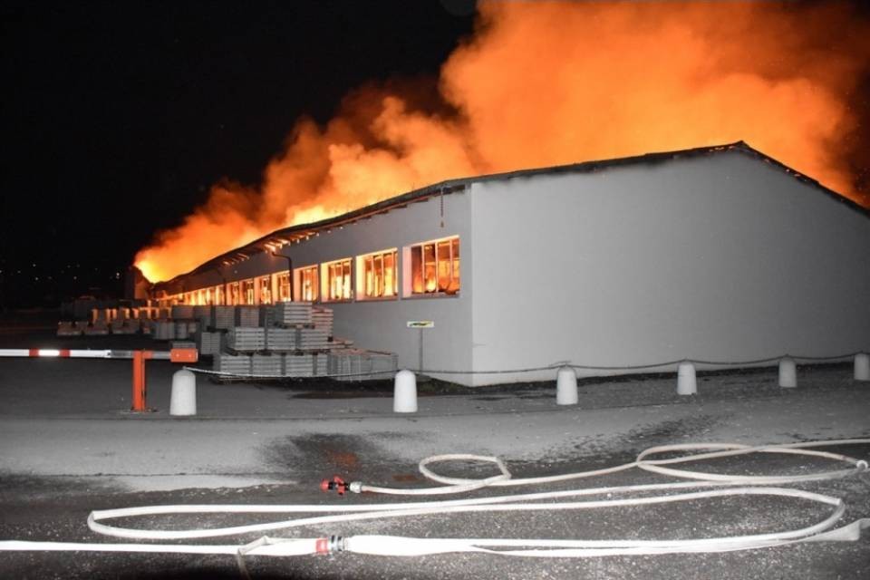 Grosso incendio nei Grigioni, chiusa in parte la A13