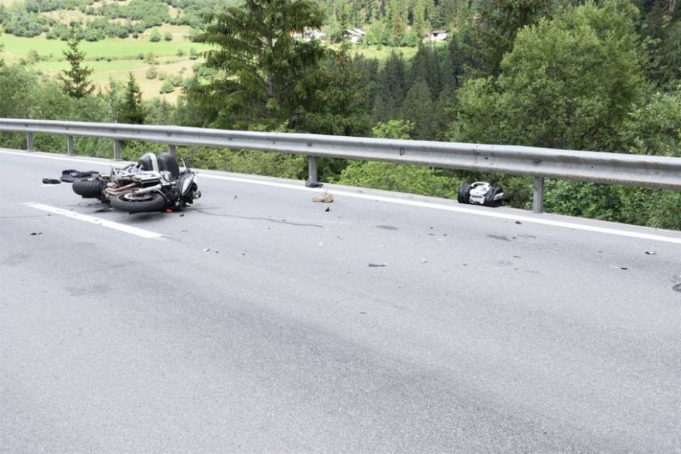 Invade la corsia di contromano e sbatte contro il guardrail