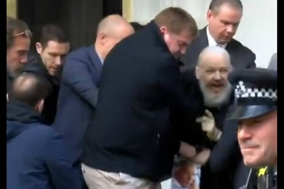 "Date l'asilo in Svizzera ad Assange"