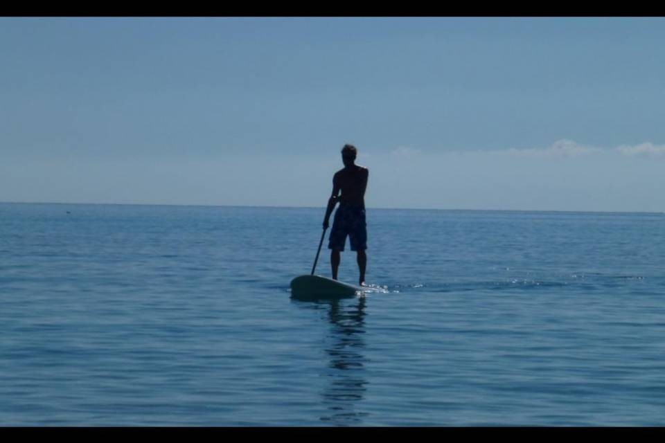 Cade mentre pratica stand up paddle e muore
