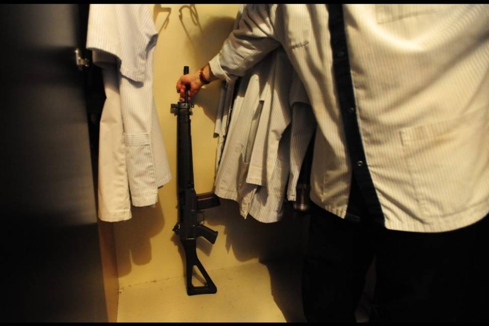 Le armi d'ordinanza resteranno a casa