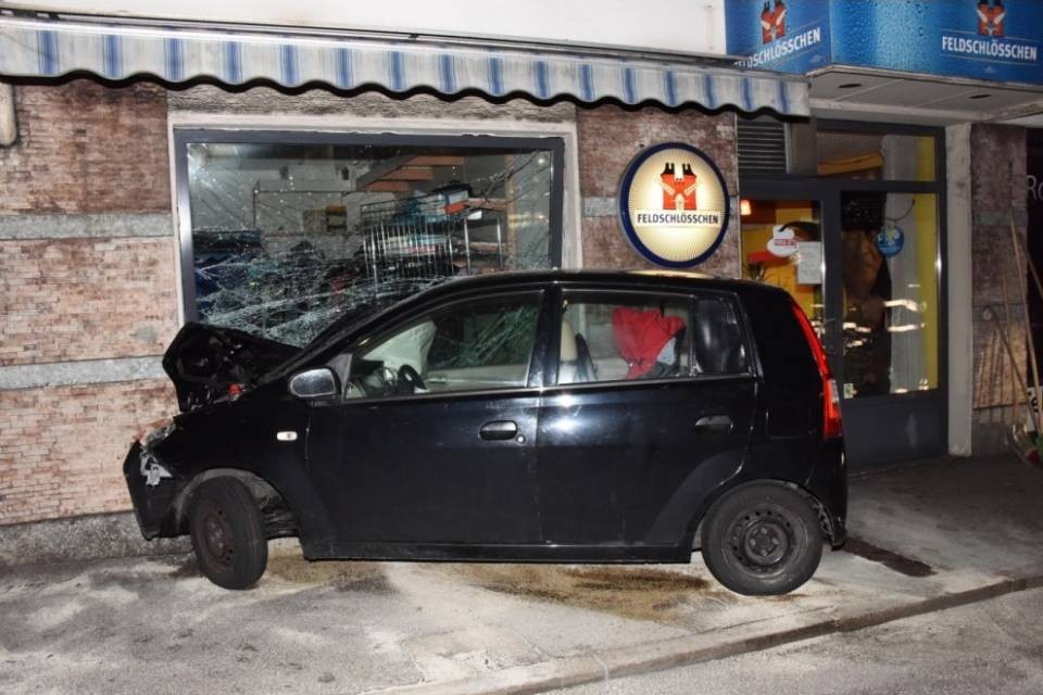 Perde il controllo e sfonda una vetrina
