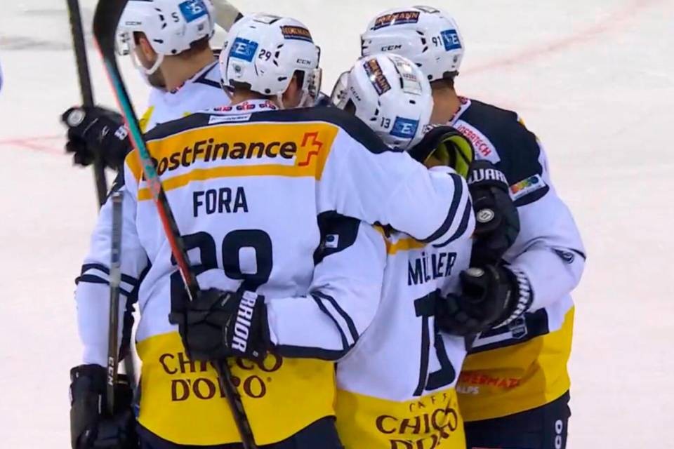 Fora si complimenta con Marco Müller (13), autore della prima rete leventinese.
