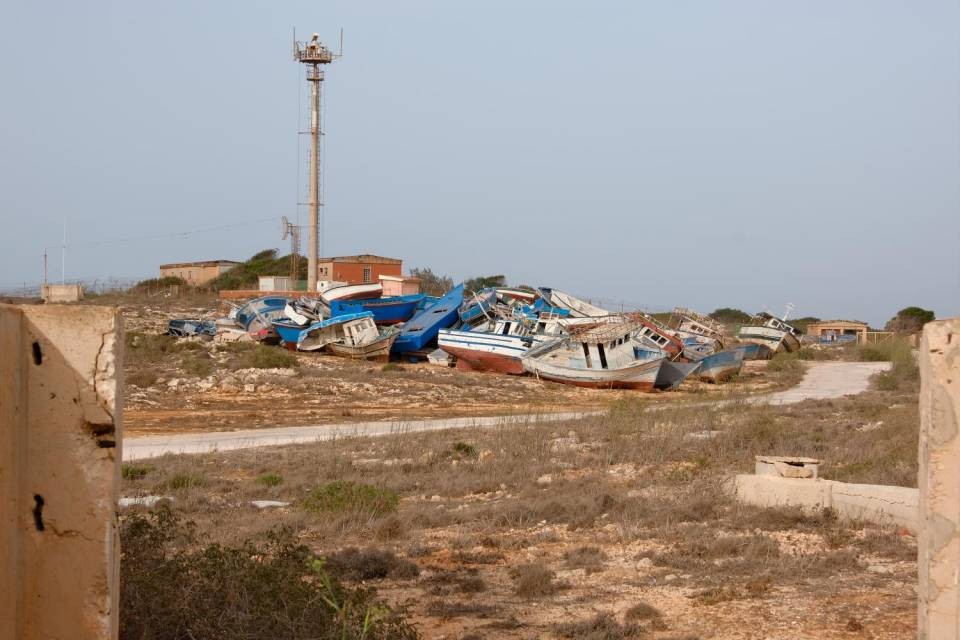Lampedusa, relitti di imbarcazioni usate per la traversata del Mediterraneo (luglio 2021). Immagine Shutterstock.
