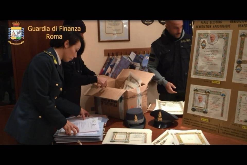 Sequestrate 3'500 false benedizioni