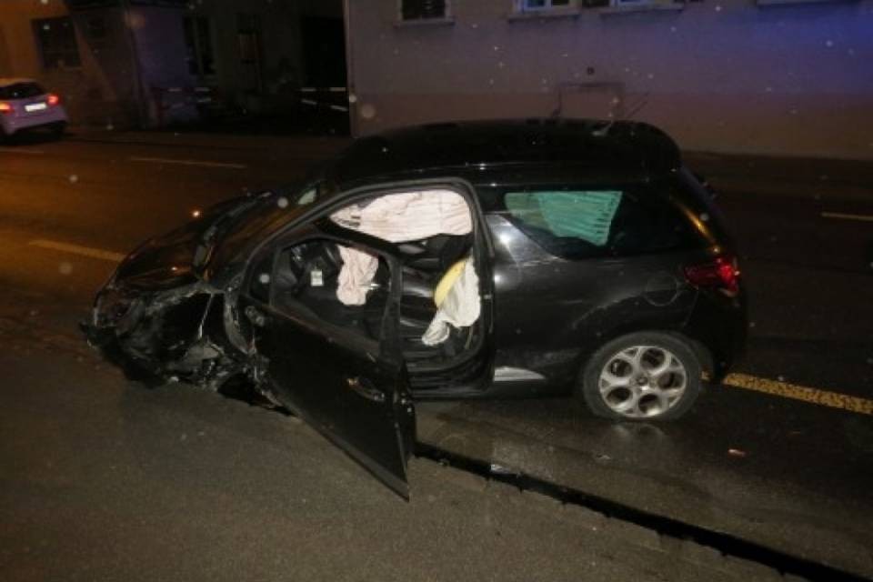 Cerca di fuggire a un controllo e finisce contro una casa