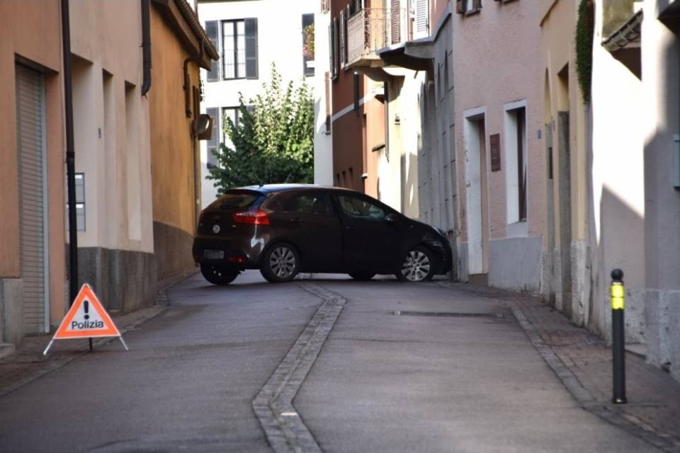 Cozza contro il muro di una casa a Stabio, leggere ferite