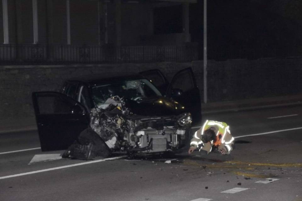 Perde il controllo dell'auto e centra le colonne di un palazzo